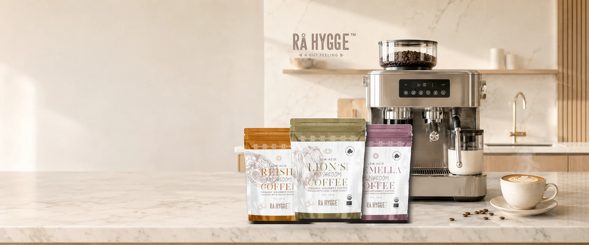 Rå Hygge Pilzkaffee-Beutel (Reishi, Lion's Mane, Tremella) neben einer Espressomaschine in heller skandinavischer Küche